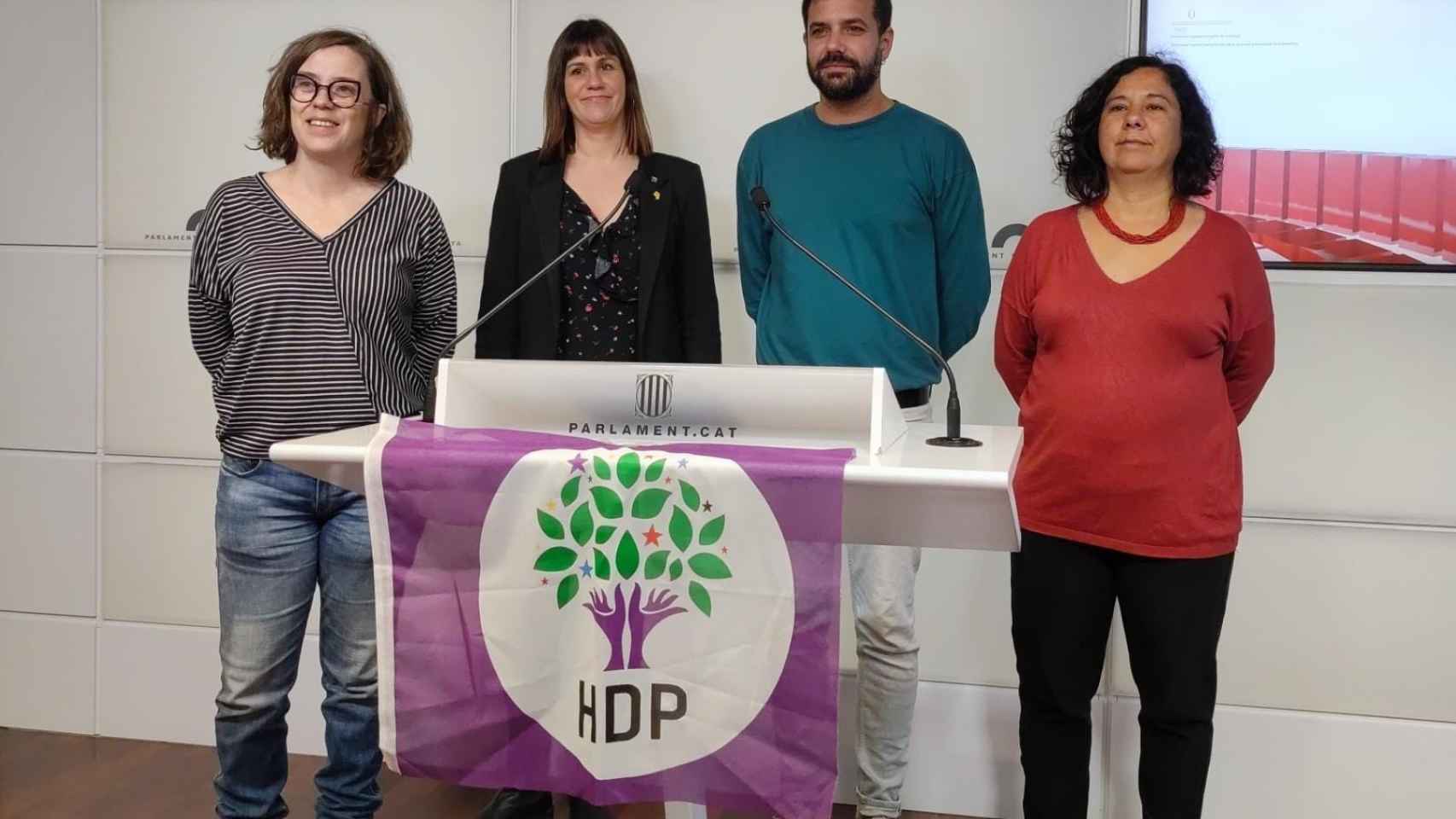 Eulàlia Reguant (CUP), Aurora Madaula (Junts), Rubén Wagensberg (ERC) y Susanna Segovia (comuns) en rueda de prensa en la Cámara catalana