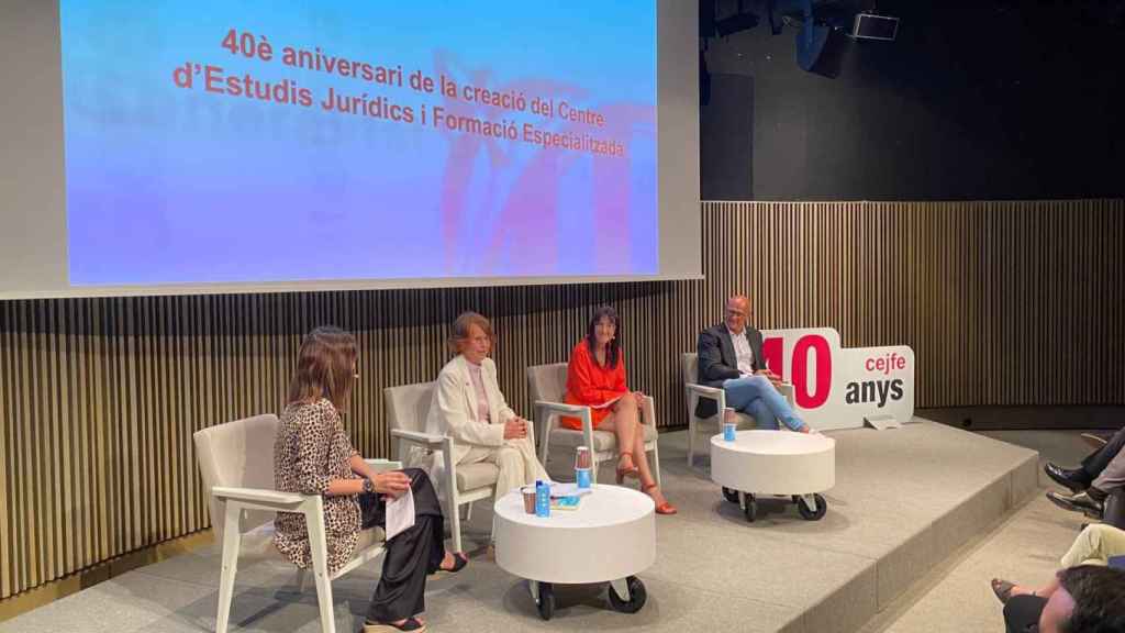 La Síndica de Greuges, Esther Giménez Salinas, y el 'exconseller' indultado Raül Romeva (ERC), en un acto del 40º aniversario del CEJFE en 2023