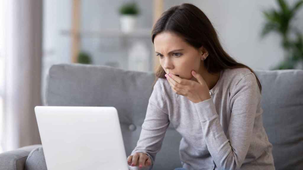 Una mujer sorprendida ante su portátil