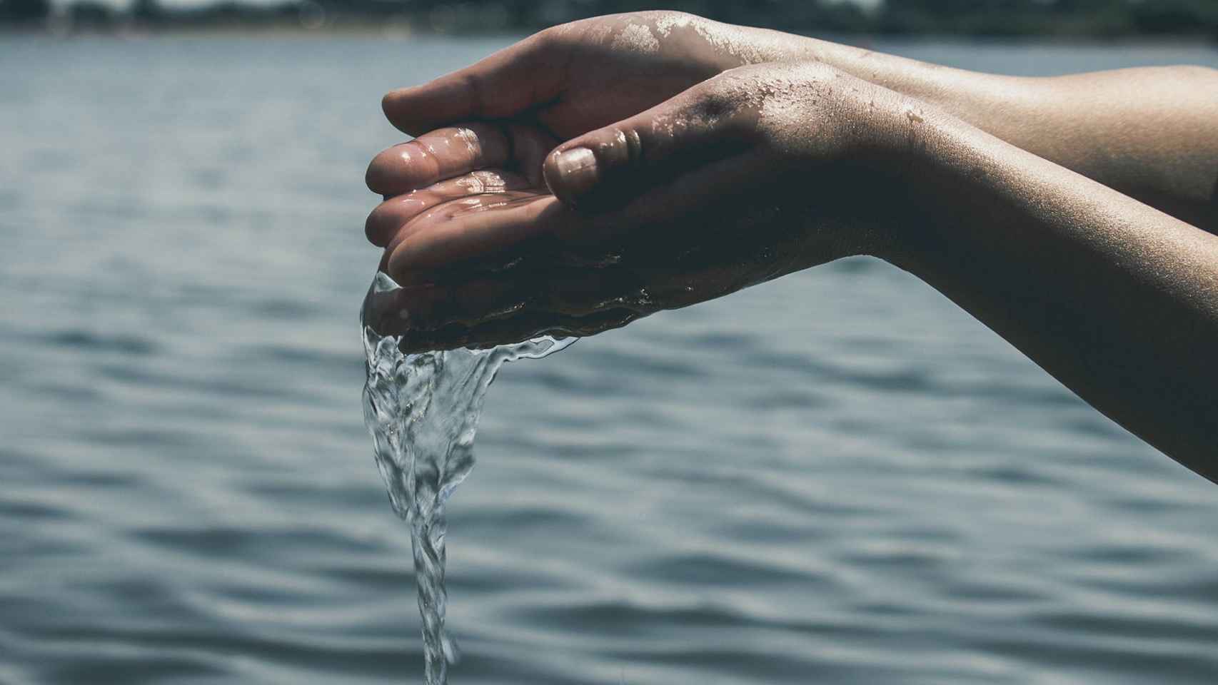 Agua entre las manos