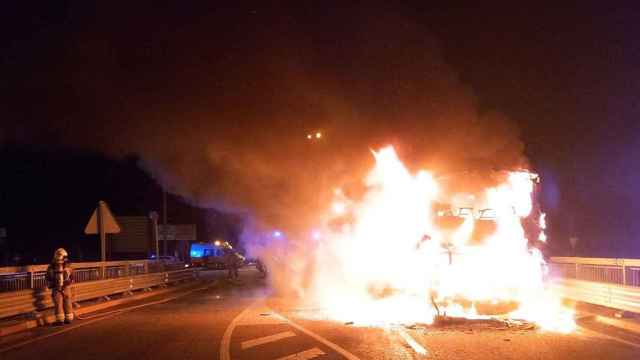 Imagen del incendio de un bus de Monbus en Esparreguera