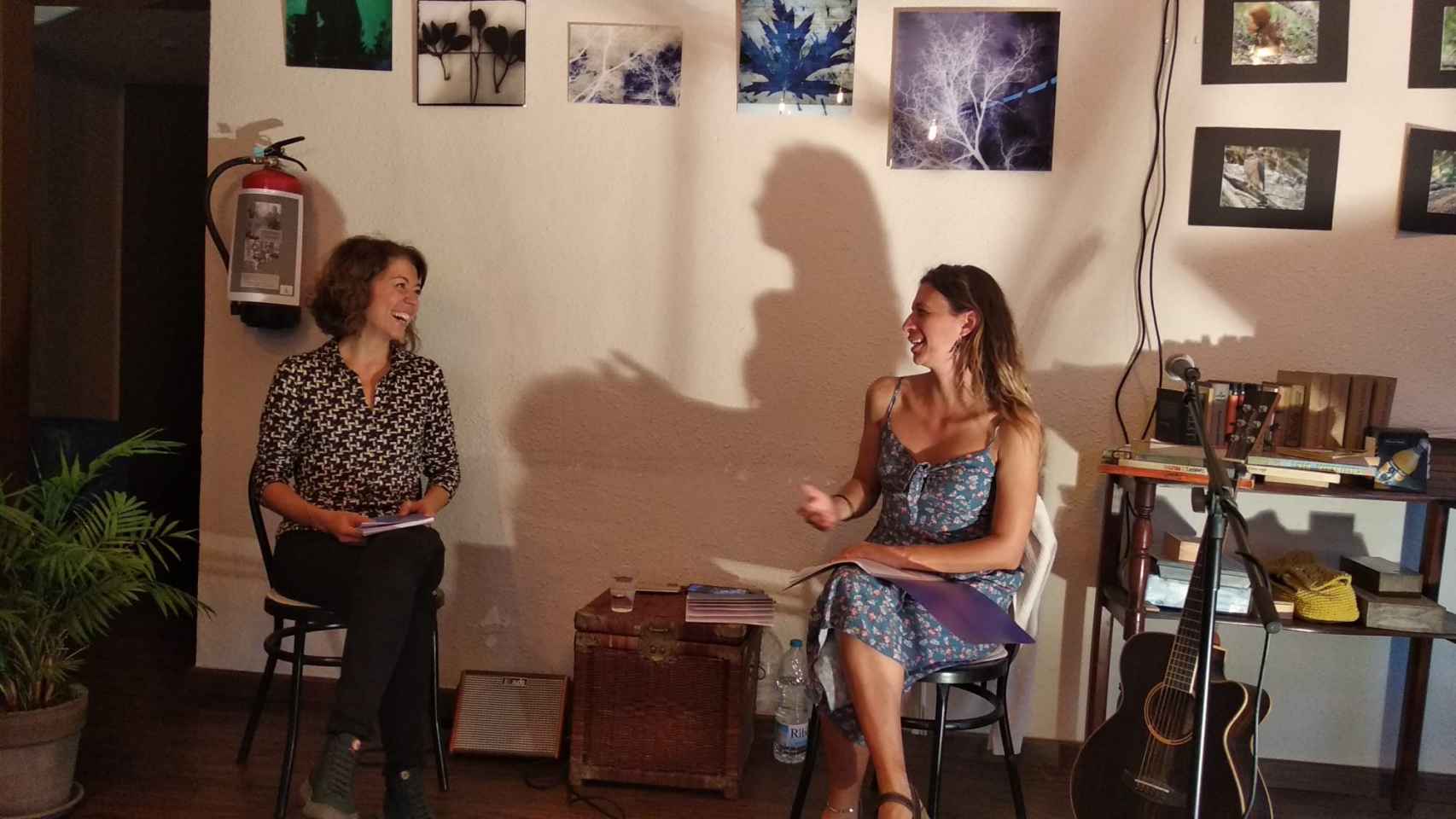 La artista Elisenda Renom (i) durante una de las presentaciones de su libro de poesía, 'El cuerpo pintado'