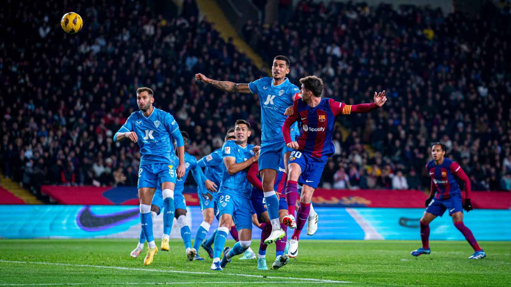 Sergi Roberto gana una disputa en el Barça-Almería de Montjuïc