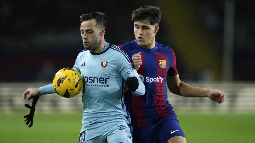 Pau Cubarsí cubre a José Arnáiz en el Barça-Osasuna