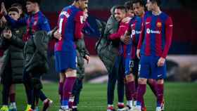 Los futbolistas del Barça se felicitan tras la victoria contra el Osasuna