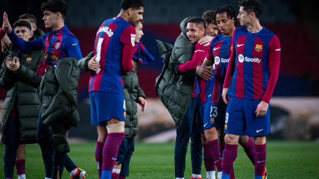 Los futbolistas del Barça se felicitan tras la victoria contra el Osasuna