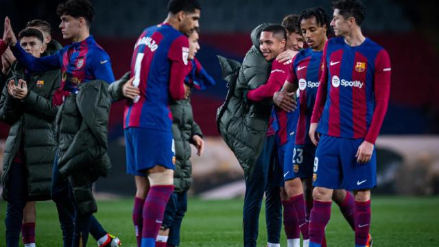 Los futbolistas del Barça se felicitan tras la victoria contra el Osasuna