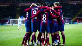 Los jugadores del Barça festejan en piña el gol de Vitor Roque al Osasuna