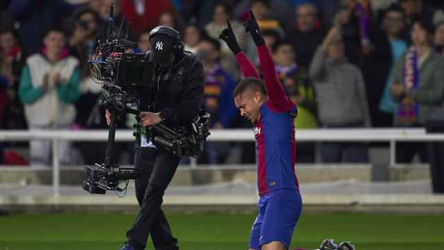 Vitor Roque se arrodilla ante los aplausos de los culés en Montjuïc tras marcarle a Osasuna