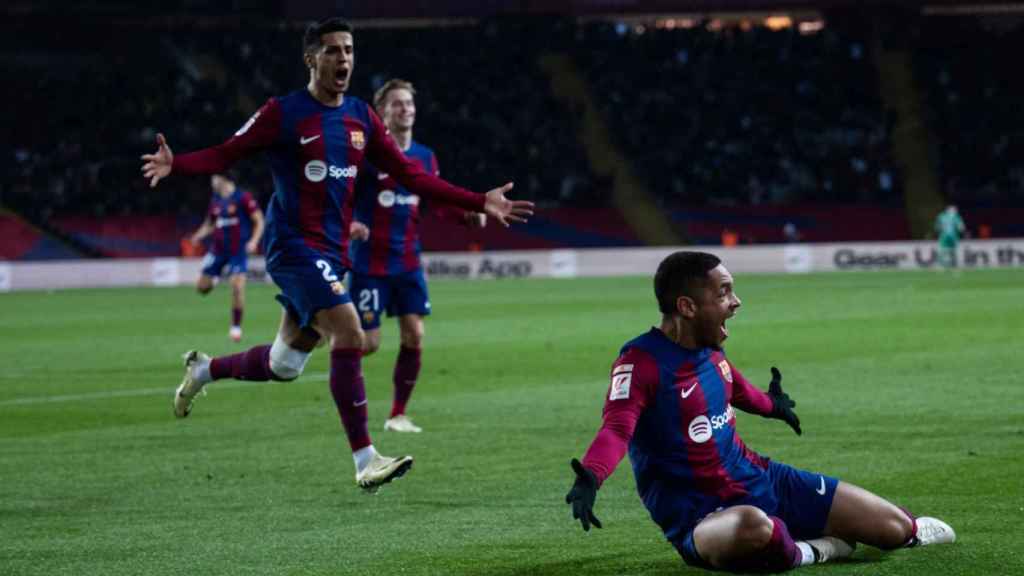 Vitor Roque se tira al césped después de marcar su primer gol con el Barça