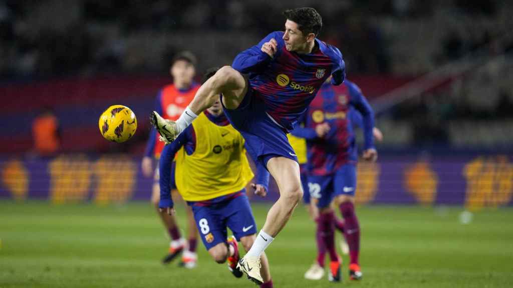 Lewandowski golpea el balón en la previa de un partido