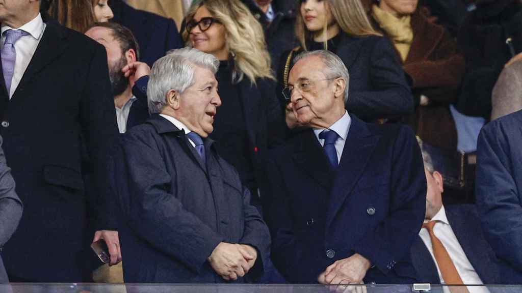 Florentino Pérez y Enrique Cerezo conversan durante el derbi de Copa del Rey