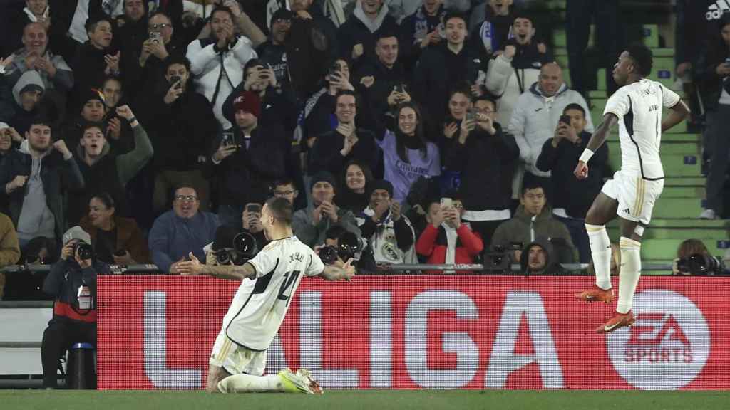 La celebración de Joselu tras marcar dos goles en casa del Getafe