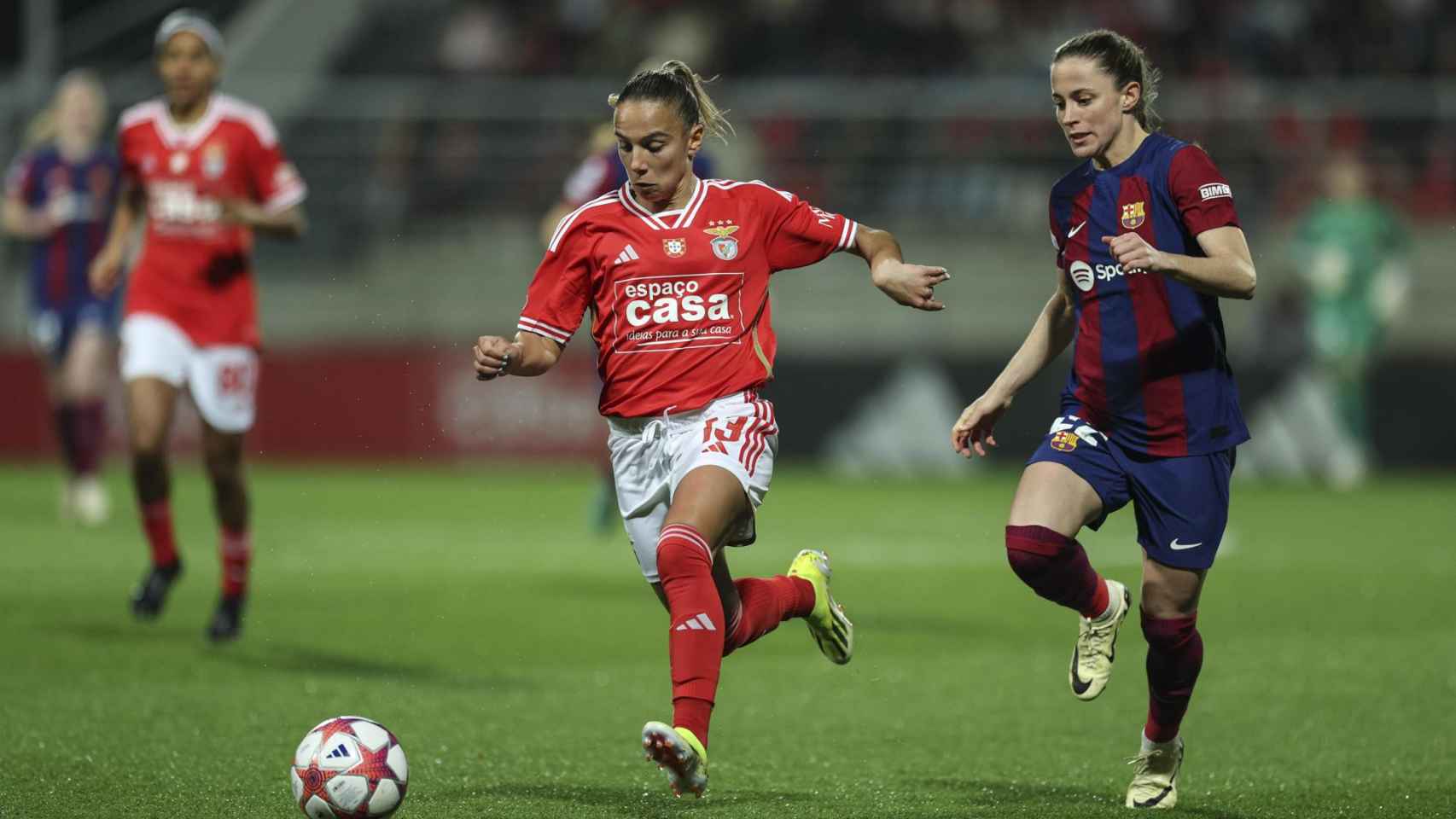 Ona Batlle persigue a Lucia Alves en el Benfica-Barça Femenino
