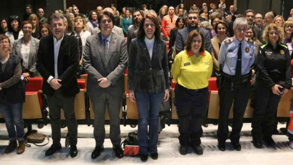 Anna Fontquerni (3d), gerente del SEM, en un acto público