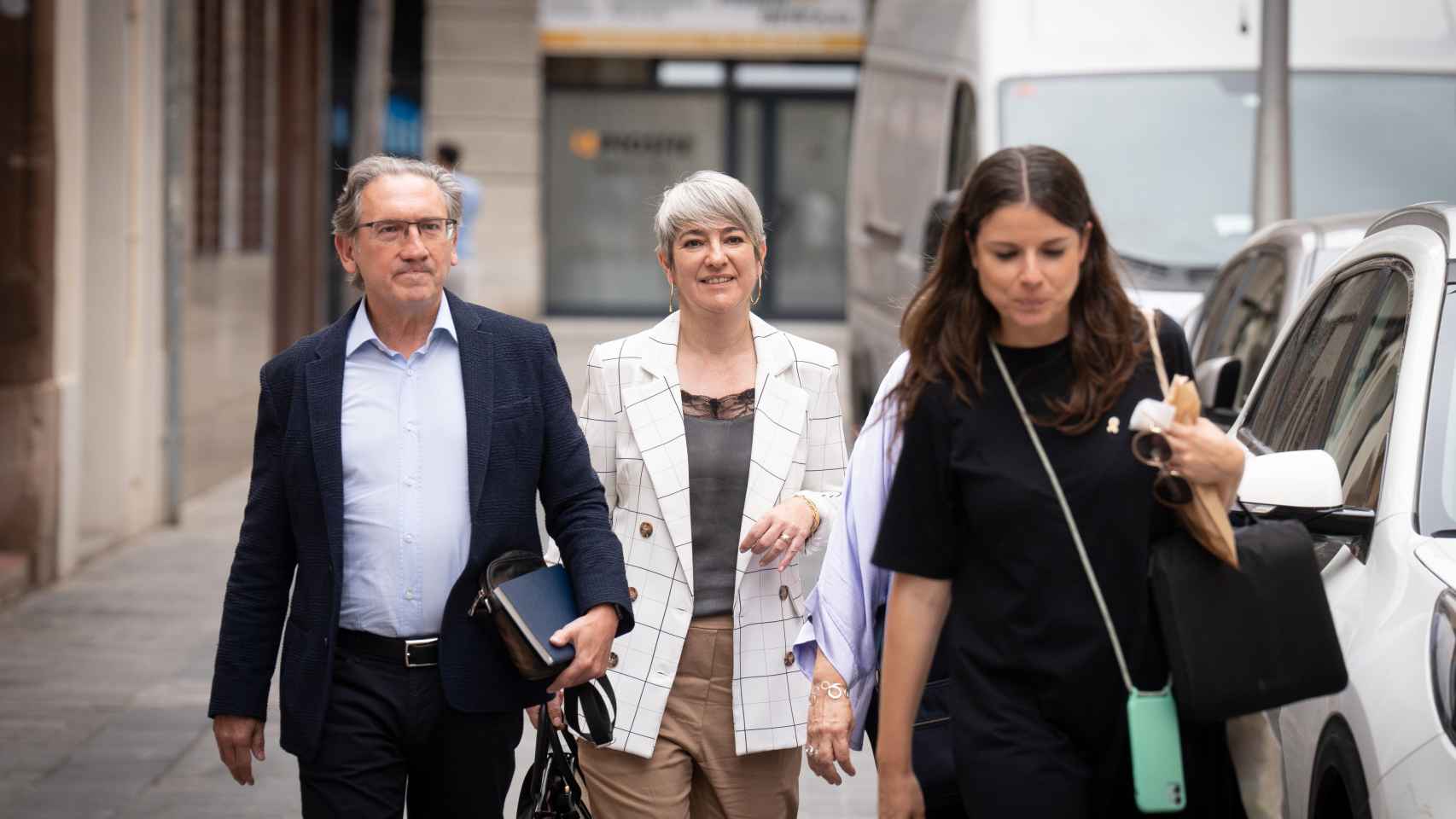 El exconseller de Economía, Jaume Giró, la exconsellera de Justicia, Lourdes Ciuró, y la portavoz de Junts en el Parlament, Mònica Sales, frente a la sede de Junts en Barcelona