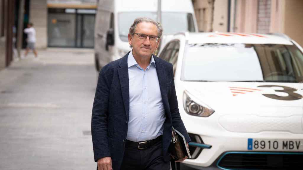 El exconsejero de Economía Jaume Giró frente a la sede central de Junts per Catalunya