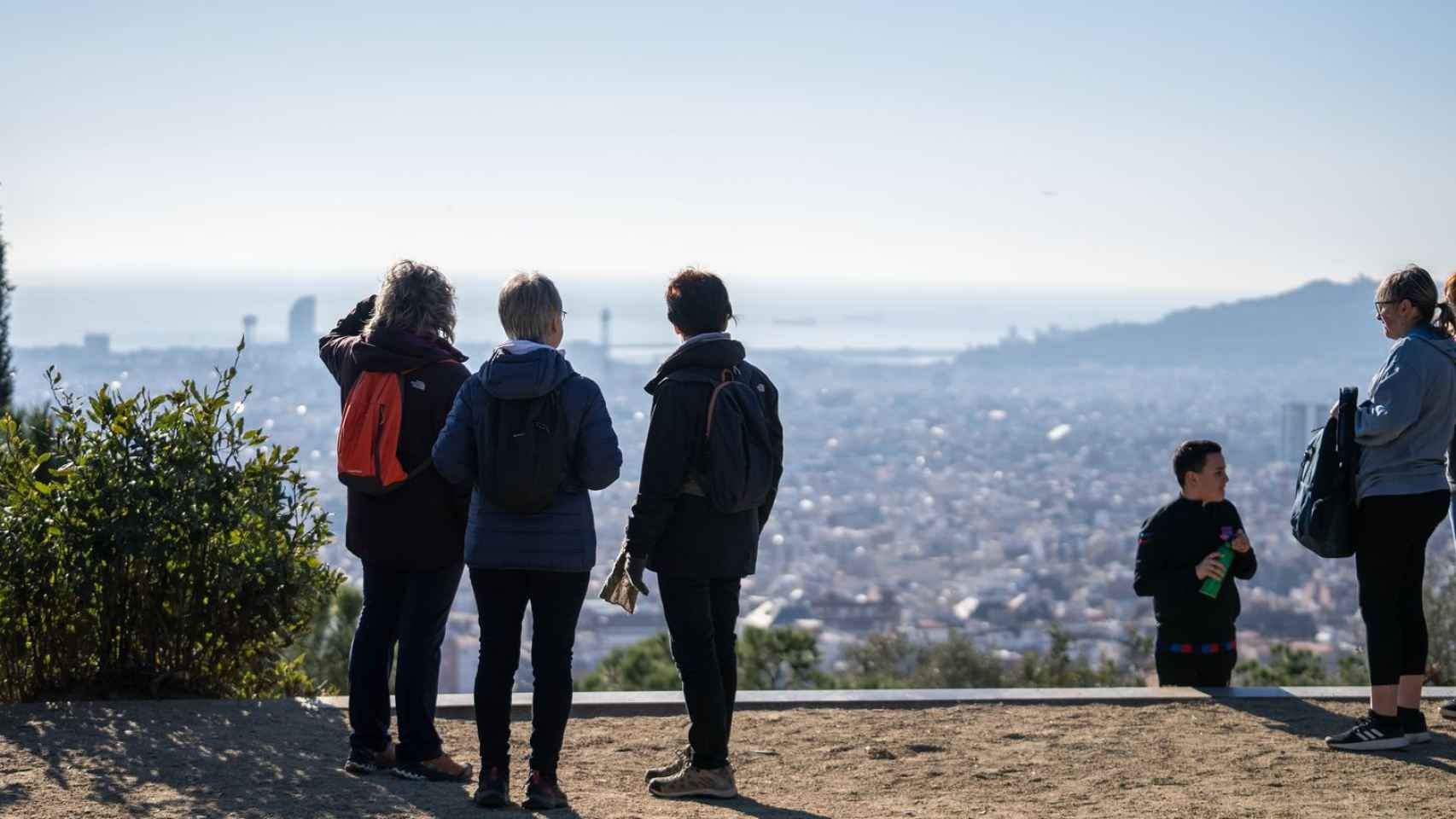 Excursionistas disfrutando de las vistas de Barcelona desde el Guinardó