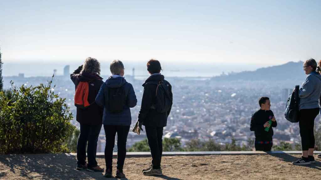 Excursionistas disfrutando de las vistas de Barcelona desde el Guinardó