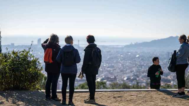 Excursionistas disfrutando de las vistas de Barcelona desde el gUINARDÓ