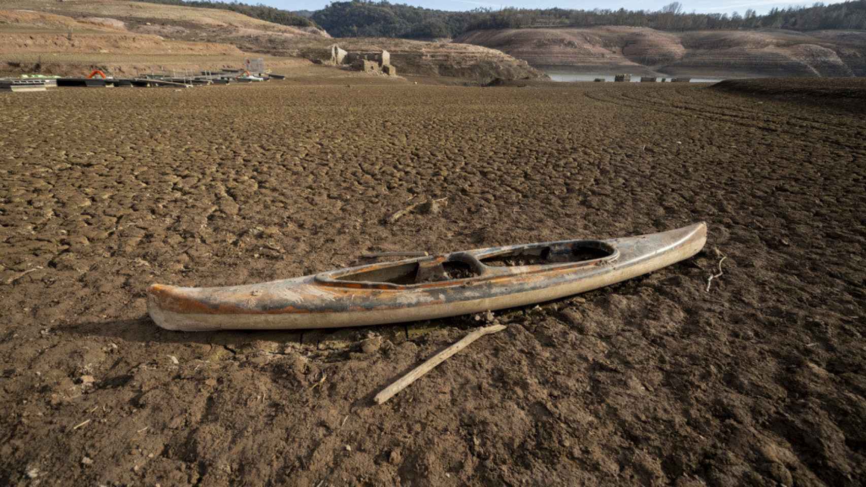 Una de las embarcaciones que se solían usar en el pantano de Sau antes de la sequía