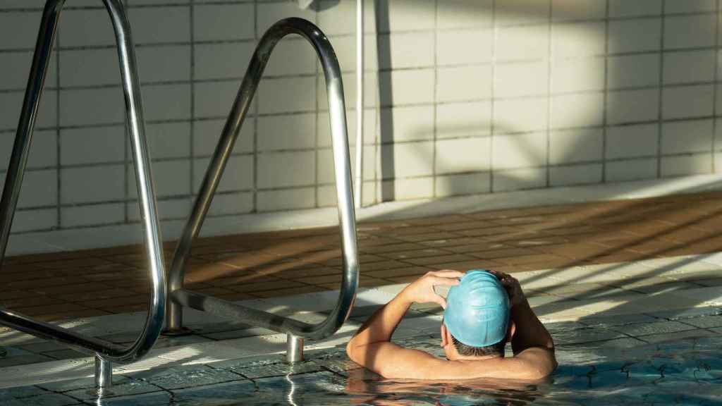 Una persona en una piscina