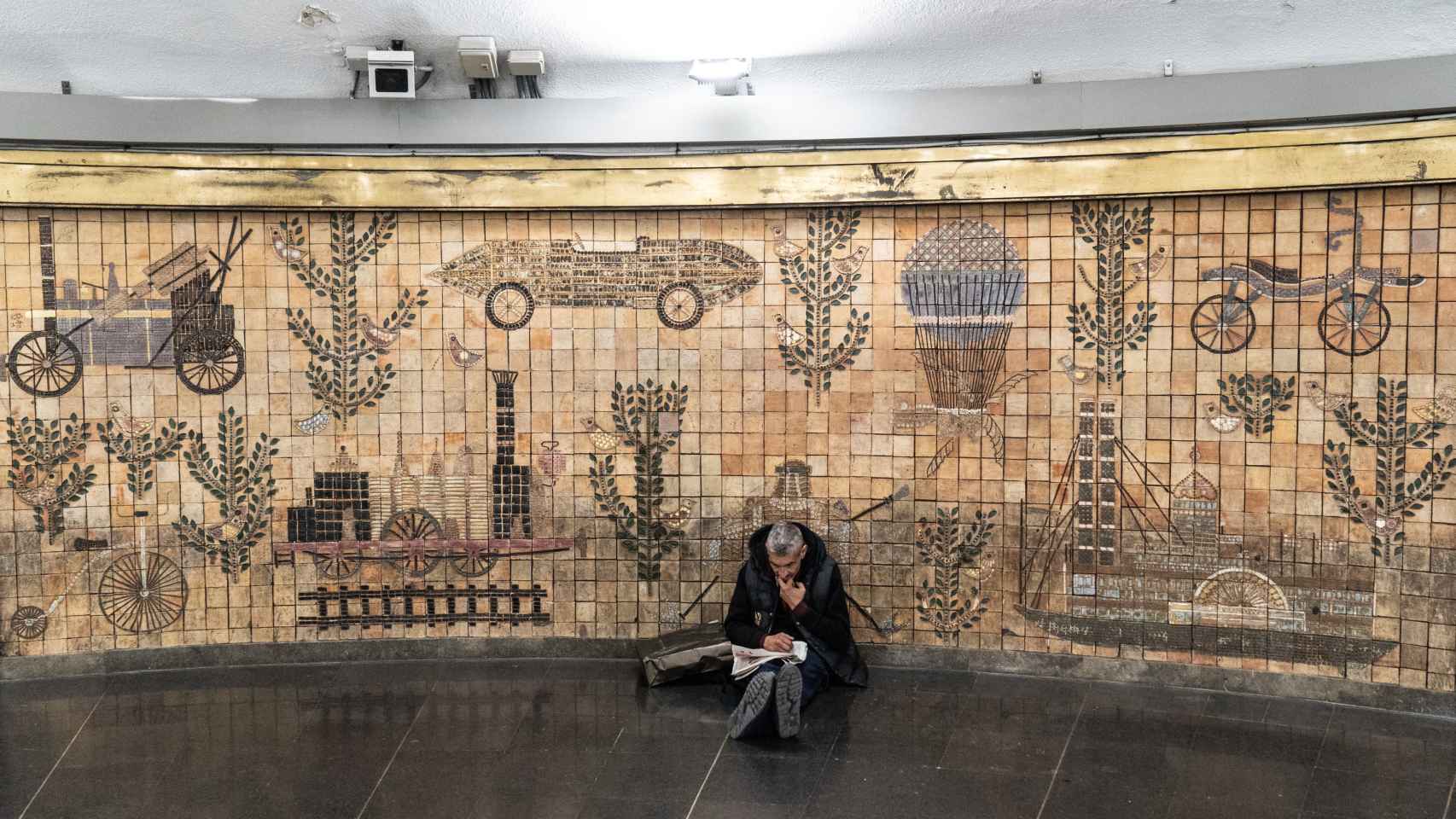 Un hombre frente 'El mural dels transports'