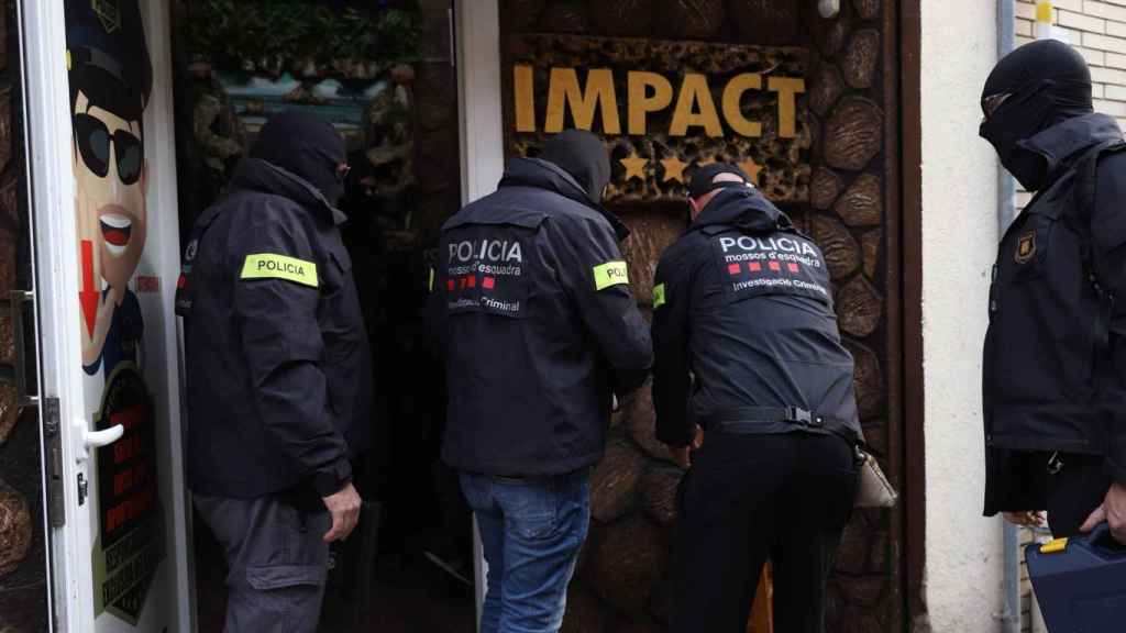 Agentes de los Mossos d'Esquadra acceden al interior del club cannábico