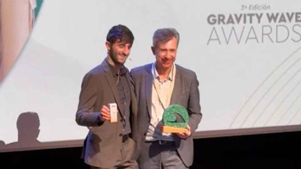 Juan Naya, CEO en Isdin, recibiendo el galardón de manos de Julen Rodríguez, fundador y co-CEO de Gravity Wave