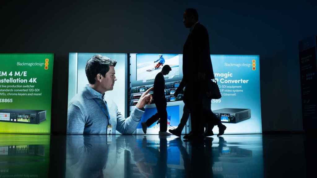 Varias personas durante la exposición del Integrated Systems Europe (ISE), en Fira de Barcelona