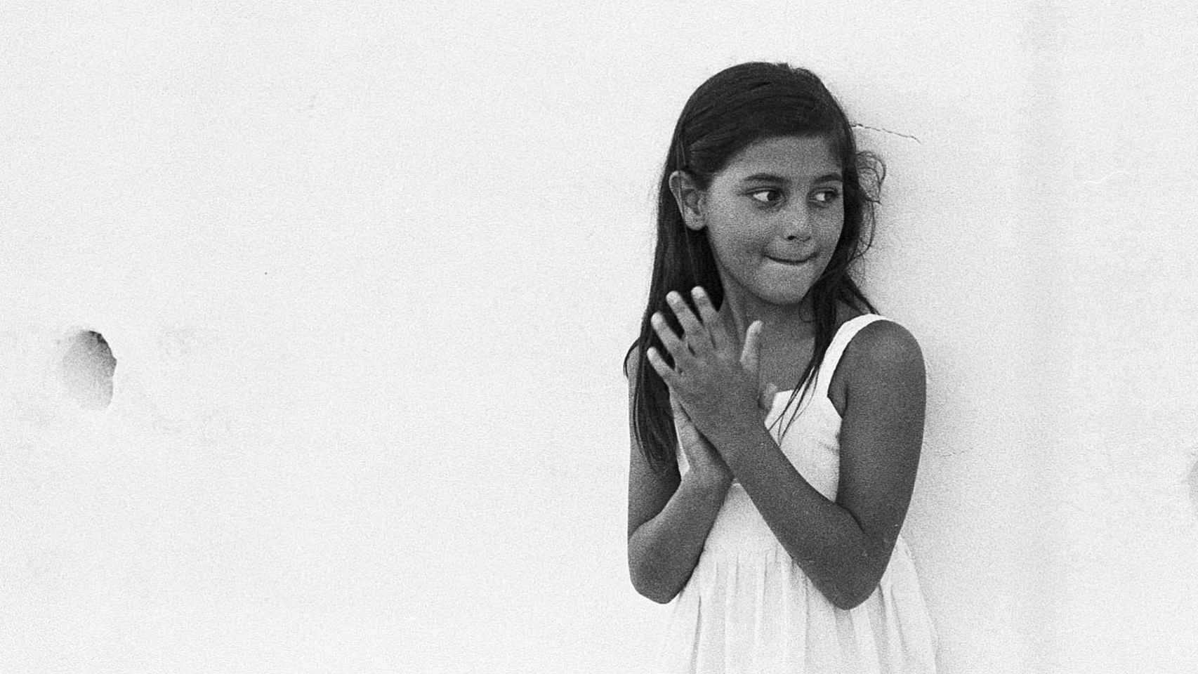 Una niña fotografiada por Montse Santamaría