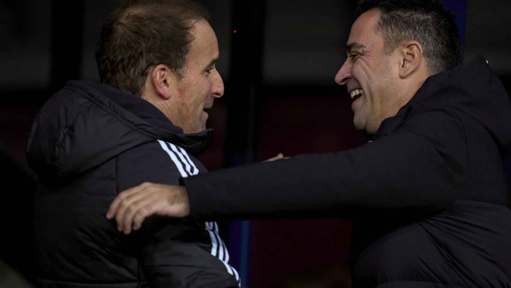 Xavi Henández y Jagoba Arrasate se saludan efusivamente en el Barça-Osasuna