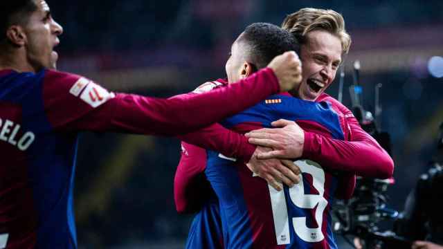 El abrazo de Frenkie de Jong a Vitor Roque durante la victoria del Barça en la Liga