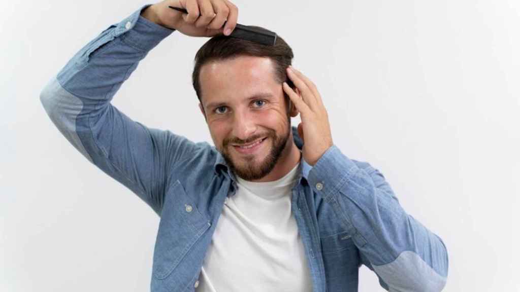 Un hombre se peina el cabello