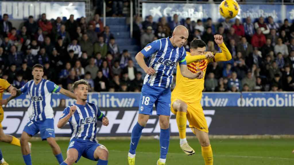 Robert Lewandowski, disputando un balón aéreo con Guridi