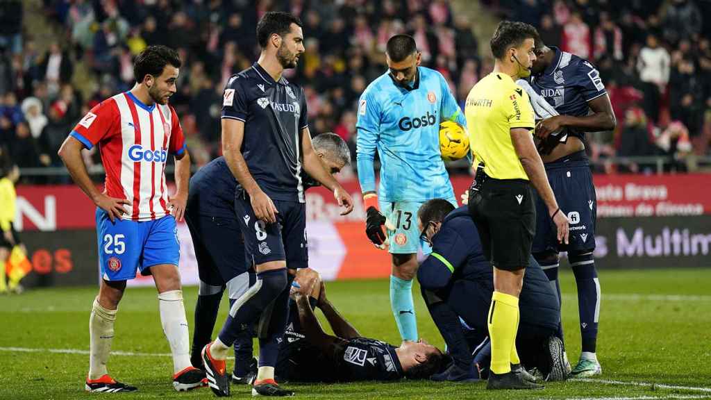 Éric García, cerca de Gil Manzano, mientras atienden a Oyarzabal en el Girona-Real Sociedad