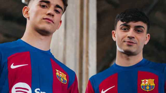 Gavi y Pedri posan con la camiseta Nike del Barça 2023-24