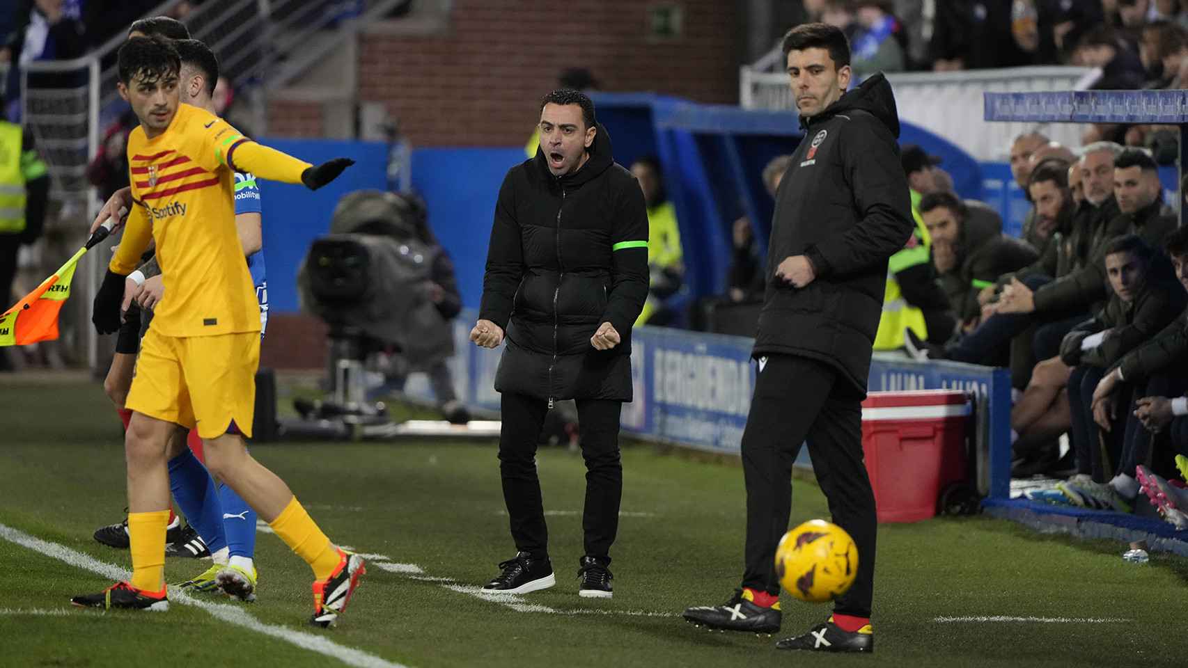 El cabreo de Xavi durante el partido del Barça contra el Deportivo Alavés