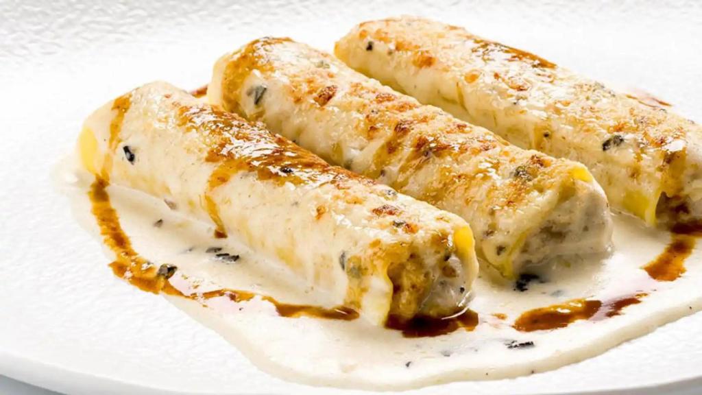 Canelones de pularda con crema de foie y trufa negra