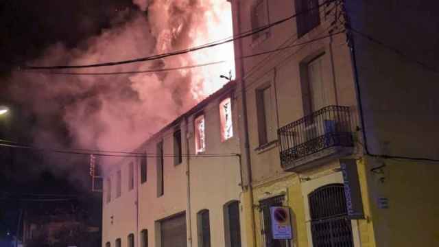 Un incendio quema una fábrica abandonada de Canet de Mar recientemente okupada
