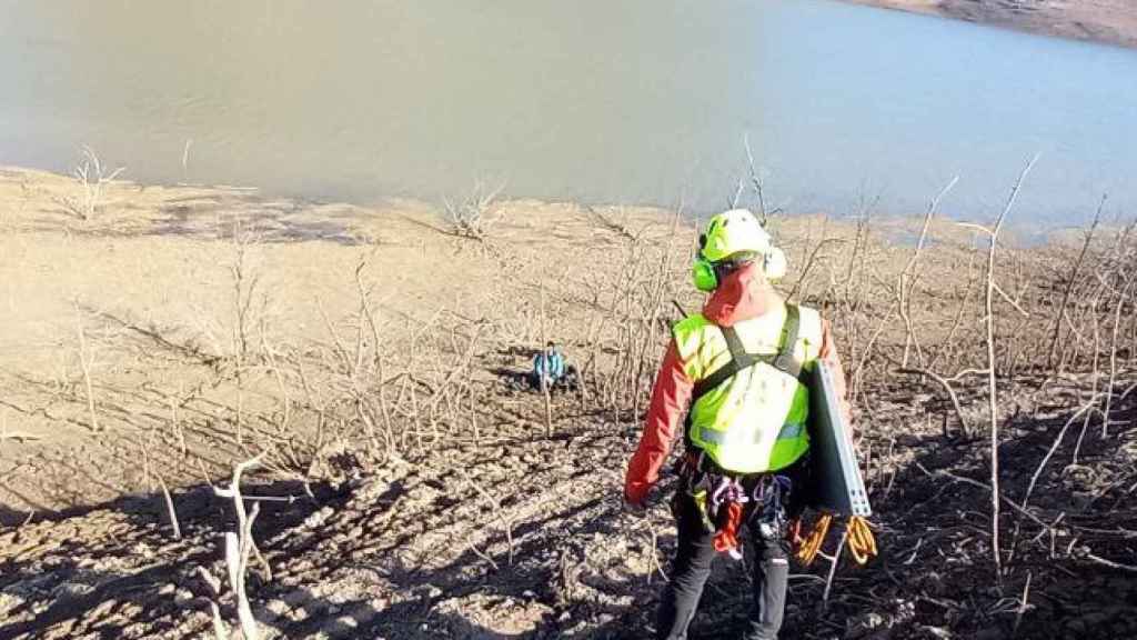 Un bombero rescata a un hombre atrapado en el fango del pantano de Sau