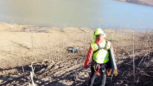 Un bombero rescata a un hombre atrapado en el fango del pantano de Sau
