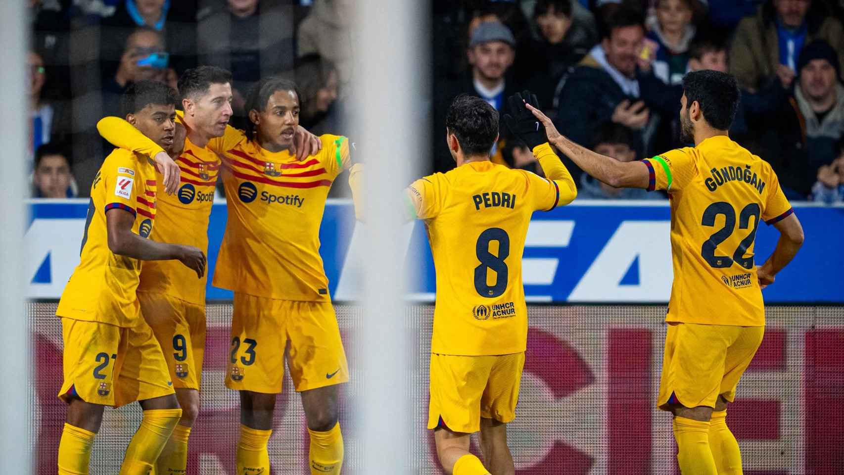 Los futbolistas del Barça celebran la victoria conseguida contra el Deportivo Alavés