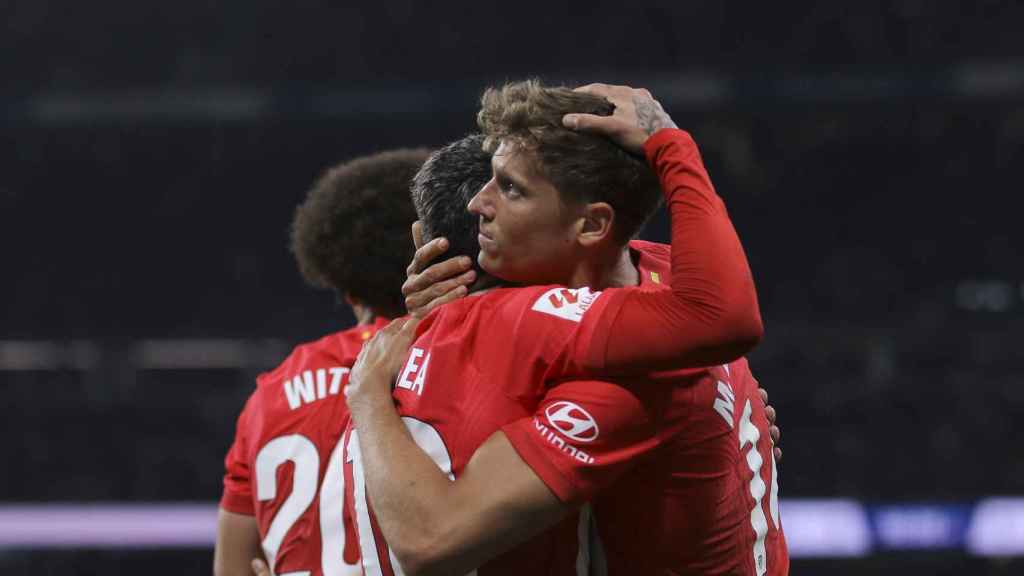 Correa abraza a Llorente por su gol contra el Real Madrid