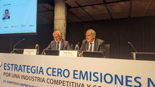 El presidente de Repsol (i.), Antonio Brufau, y el ministro de Industria (d.), Jordi Hereu