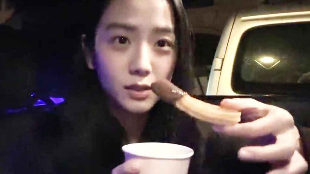 Jinsoo, con un churro de Manuel San Román, en Barcelona