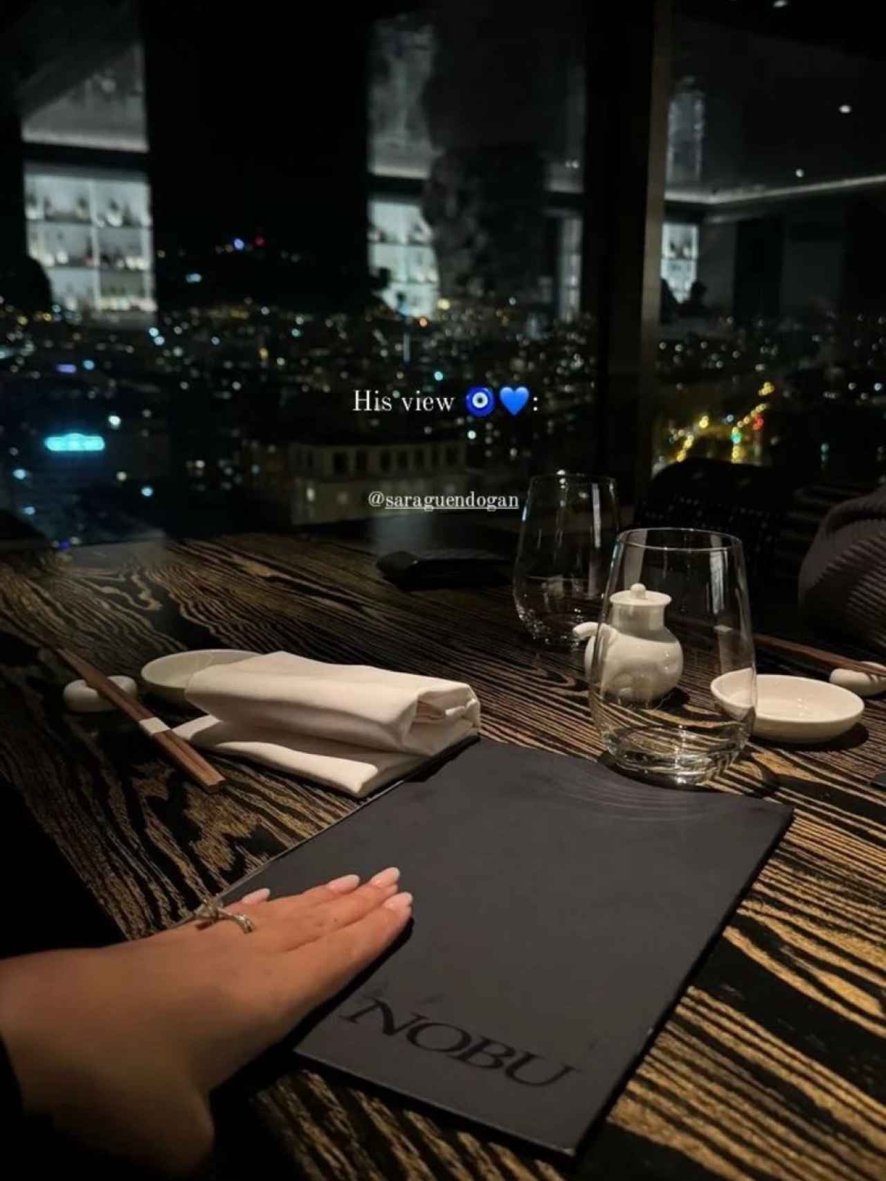 Gundogan y su pareja en un restaurante lujoso de Barcelona