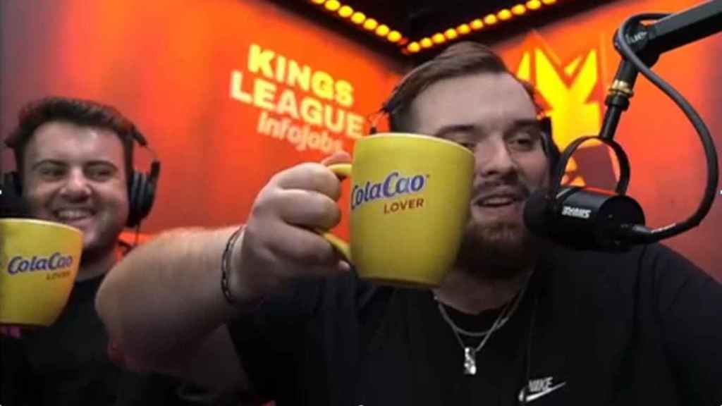 Ibai Llanos, sosteniendo un vaso de ColaCao, en un partido de la Kings League