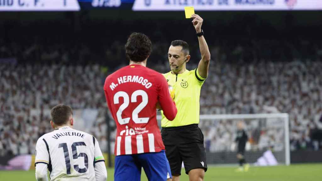 Sánchez Martínez saca tarjeta amarilla a Mario Hermoso en el derbi madrileño