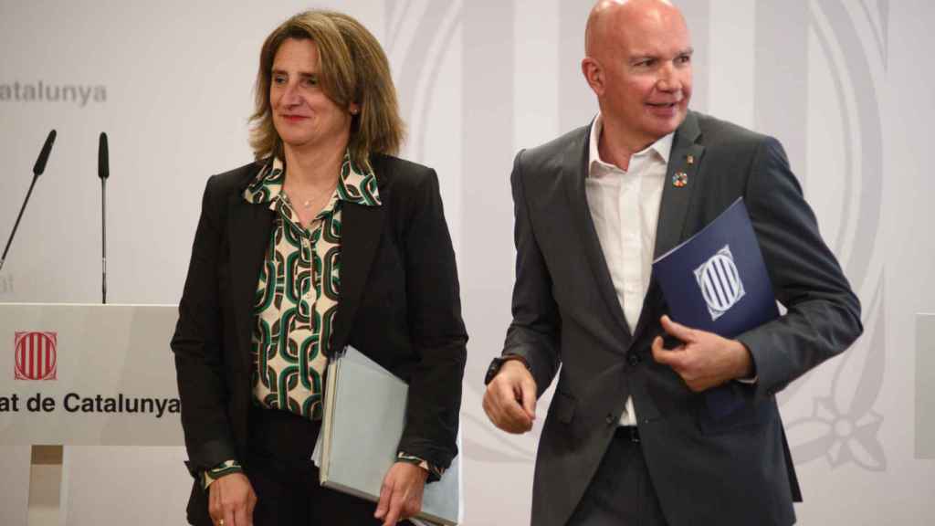 La vicepresidenta del Gobierno y ministra de Transición Ecológica, Teresa Ribera, y el consejero de Acción Climática, David Mascort